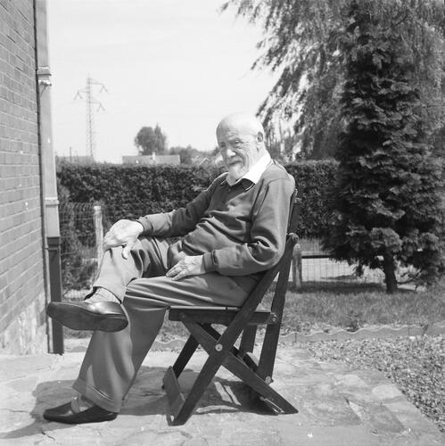 Photographie d'Antoine Pompe avec son prototype de chaise pliante© CIVA, Brussels , ca.1945