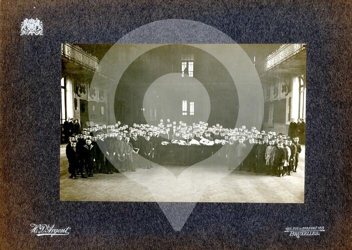 Distribution de vêtements aux enfants à l'école n°1&copy; Archives communales de Schaerbeek