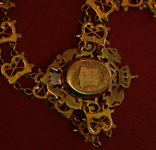 horloge ketting détail© Grand Serment Royal et de Saint-Georges des Arbalétriers de Bruxelles