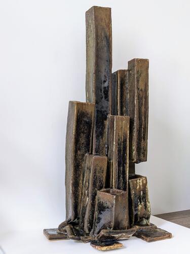 Anas Moutaouakil, Colliding Forces, 2023, grès extrusion et double émaillage, 54 x 28 x 15 cm, ULB-C-AMC-0357© Collection d'art moderne et contemporain de l'ULB