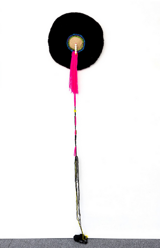Aïda Patricia Schweitzer, Tétontonic, 2023, 43 cm de diamètre, ULB-C-AMC-0363© Collection d'art moderne et contemporain de l'ULB, photo : Aïda Patricia Schweitzer, 2025