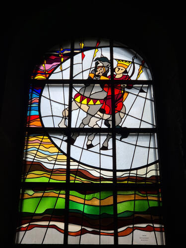 Cavalier blanc, avec couronne, arc et flèche© Établissement de culte, 2025-07-09
