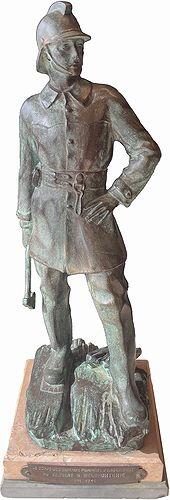 Statue en bronze offerte au Sergent G. Deleforterie (1921-1945) par le corps des Sapeurs-Pompiers d’Anderlecht