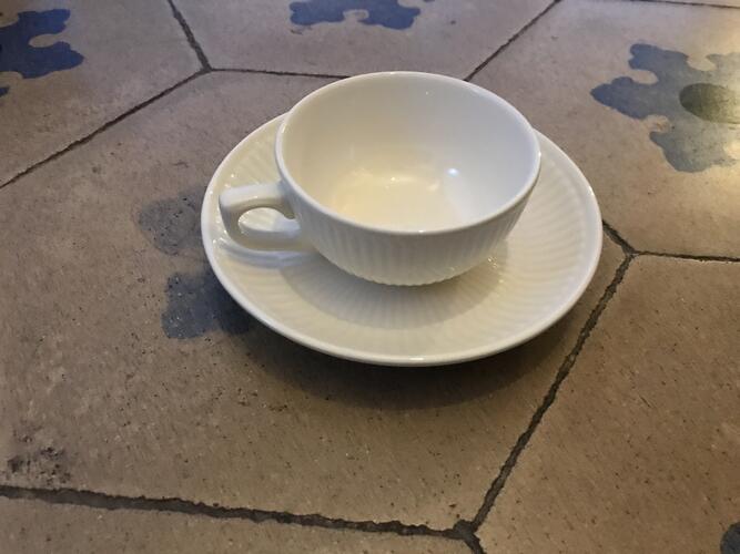 Sous-tasse avec la tasse à thé© Maison Autrique, 2021