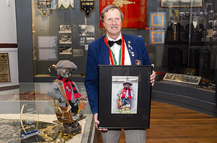 Michel Lejeune, lid van de Anciens 13 / Oud 13 en van de Orde van de Vrienden van Manneken-Pis, met de foto in handen, 16 april 2023, tijdens de overhandiging van het kostuum in het MoMuse.&copy; Pierre Verlent 2023