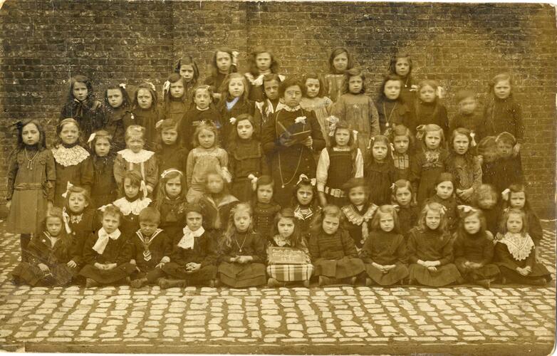 Fotokaart Klas Sint-Barbara-School (Sint-Jans-Molenbeek), Theresa op school, 1912© MoMuse