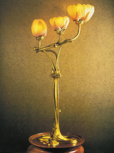 Lampe Magnolias© B. Piazza. Région Bruxelles-Capitale, dation d'Anne-Marie et Roland Gillion Crowet, 2006. En dépôt aux MRBAB, 2010