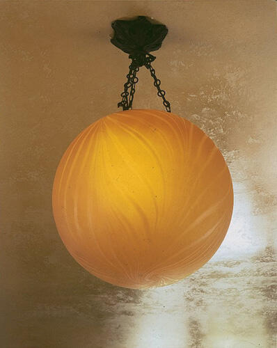 Plafonnier boule orange© B. Piazza. Région Bruxelles-Capitale, dation d'Anne-Marie et Roland Gillion Crowet, 2006. En dépôt aux MRBAB, 2010
