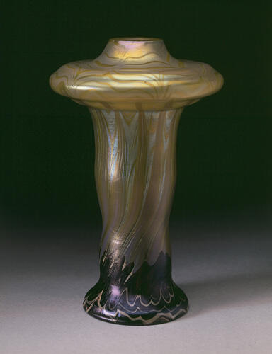 Vase irisé évasé© B. Piazza. Région Bruxelles-Capitale, dation d'Anne-Marie et Roland Gillion Crowet, 2006. En dépôt aux MRBAB, 2010