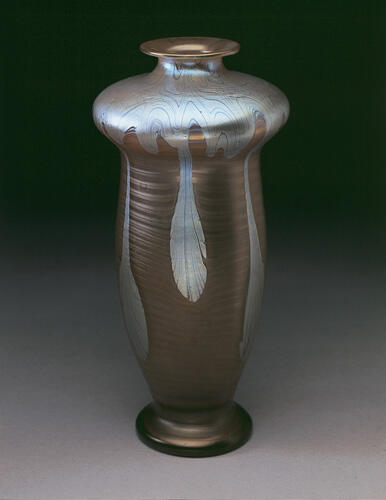 Vase irisé or et pied brun© B. Piazza. Région Bruxelles-Capitale, dation d'Anne-Marie et Roland Gillion Crowet, 2006. En dépôt aux MRBAB, 2010