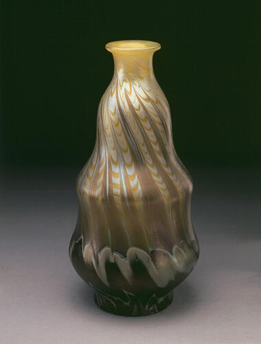 Vase irisé or pied brun© B. Piazza. Région Bruxelles-Capitale, dation d'Anne-Marie et Roland Gillion Crowet, 2006. En dépôt aux MRBAB, 2010