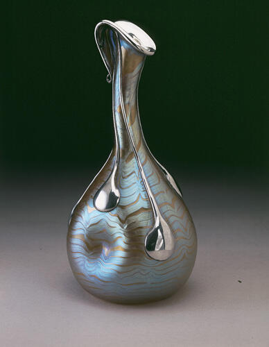 Vase col de cygne© B. Piazza. Région Bruxelles-Capitale, dation d'Anne-Marie et Roland Gillion Crowet, 2006. En dépôt aux MRBAB, 2010