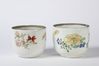 Paire de petits bols en porcelaine à décor de fleurs et de papillons