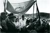 Foto door David Seymour van een Joodse bruiloft onder een geïmproviseerd bruidsluifel, Israël, 1953.<br>