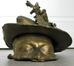 Sculpture en bronze d’un demi-visage coupé portant chapeau, par l’artiste sculpteur israélien Yigal Tumarkin. <br>