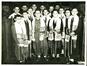 Photographie d’un groupe de jeunes lors d’une cérémonie de bar mitsvah collective organisée au lendemain de la guerre, à la grande Synagogue de Bruxelles, 1946. <br>