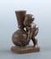 Enfant levant un vase <br>