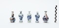 Ensemble de cinq bouteilles miniatures en porcelaine de Chine<br>
