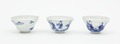 Geheel van drie porseleinen drinkkommen versierd met Japanse “Onsterfelijken”<br>