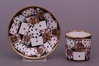 Tasse et soucoupe - décors polychrome jeu de cartes et fond noir<br>