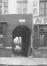 L’entrée de la rue de la Cigogne au n° 138 de la rue de Flandre, vers 1905 © Photographie prise par le Comité du Vieux Bruxelles. Archives de la Ville de Bruxelles, Collection iconographique C-3088