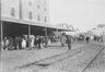 Appentis et rails de chemin de fer devant l’entrepôt, vers 1900 © Photographie anonyme. Archives de la Ville de Bruxelles, Collection iconographique C-447