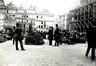 Marché aux fleurs sur la Grand-Place de Bruxelles avec la Maison du Roi en construction<br>Anonyme / Anoniem,