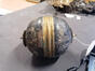 Trofee: bal met brede profielband en gegraveerde decoratie<br>