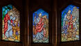 Glas-in-loodramen met taferelen uit het leven van Christus
