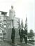 Monument en 1972 - MM. Bernard (Prsiden du Comité Lebeau), René Cliquet (scupteur) et F. Persoons (Bourmestre) lors de l'inauguration© Administration communale de Woluwe-Saint-Pierre, 1972