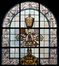 Glas-in-loodraam met de attributen van het pausdom