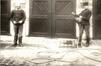 Démonstration de l'utilisation du système respiratoire composé de la cagoule et du soufflet, Bruxelles, Caserne de la Place du Jeu de Balle, 1910