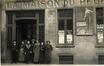 Carte photo La Maison du Peuple de Molenbeek-Saint-Jean, Chaussée de Gand, 85, photogr. anon., vers 1913-1914. <br>