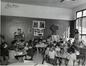 Photo Vue intérieure d'une classe de maternelle à l'Ecole communale n° 16, Avenue Carl Requette (Molenbeek-Saint-Jean), photo studio Vanhove, s.d. [années 1970 ?].<br>