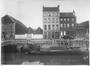 Foto Kanaal van Charleroi, uitzicht richting de Nijverheidskaai, 69-79 (Sint-Jans-Molenbeek), fotogr. onbekend, s.d. [jaren 1930?].<br>