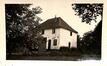Foto Oud gebouw uit 1763 (nog te identificeren) in een groene omgeving (Sint-Jans-Molenbeek), fotogr. onbekend, s.d.<br>