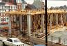 Photo Rue De Rudder, chantier de construction d'un supermarché Delhaize le Lion (Molenbeek-Saint-Jean), photogr. anon., 1980.<br>