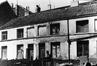 Photo Impasse Bulens avant sa démolition, Rue Ransfort, 43-45 (Molenbeek-Saint-Jean), photogr. anon., 1977.<br>