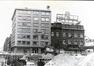 Photo Travaux du métro à Molenbeek-Saint-Jean, immeubles Place Sainctelette, 28-29, photogr. anon., 1981.<br>