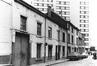 Photo Immeubles Rue Saint-Martin avant démolition (Molenbeek-Saint-Jean), photogr. anon., 1976.<br>