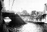 Photo Pont dynamité sur le Canal de Charleroi à la Place Sainctelette (Molenbeek-Saint-Jean), photogr. anon., 1940.<br>