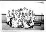 Photo Institutrice Mme Verdoodt et sa classe de filles de l'Ecole communale n° 4, Place de la Duchesse de Brabant (Molenbeek-Saint-Jean), photogrr. anon., 1935.<br>