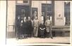Photo Tenancières et clients devant un café, Quai de l'Industrie, 63 (Molenbeek-Saint-Jean), s.d. [années 1920-1930]<br>