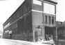 Photo Le magasin de charbon de la Maison du Peuple, Quai de l'Industrie, 139 (Molenbeek-Saint-Jean), 1971.<br>