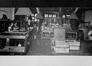 Photo Ouvrières à l'atelier de la société 'Le Carbone', balais et piles électriques, Boulevard du Jubilé, 124 (Molenbeek-Saint-Jean), photogr. anon., 1953.<br>