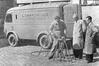 Photo Camionnette et ouvriers de la société L'Oxhydrique Internationale, Rue Pierre Van Humbeek, 31 (Molenbeek-Saint-Jean), photogr. anon., 1953.<br>