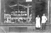 Reproduction carte photo Pâtisserie Verviétoise, Rue du Comte de Flandre, 4 (Molenbeek-Saint-Jean), photogr. anon., s.d. [vers 1921].<br>