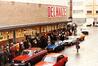 Photo File d'attente devant le supermarché Delhaize le Lion, Rue De Rudder (Molenbeek-Saint-Jean), photogr. anon., 1980.<br>