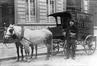 Photo Voiture attelée et livreur de la boulangerie coopérative Notre Pain / Ons Brood, Rue Delaunoy, 11 (Molenbeek-Saint-Jean), photogr. anon., s.d.<br>