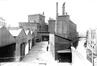 Photo Brasserie Louis & Emile De Coster, Quai du Hainaut, 33, et la Petite Senne (Molenbeek-Saint-Jean), photogr. anon., s.d. [vers 1935].<br>